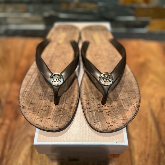 Michael Kors Jet Set Jelly Flip Flops - Picture 2 of 6